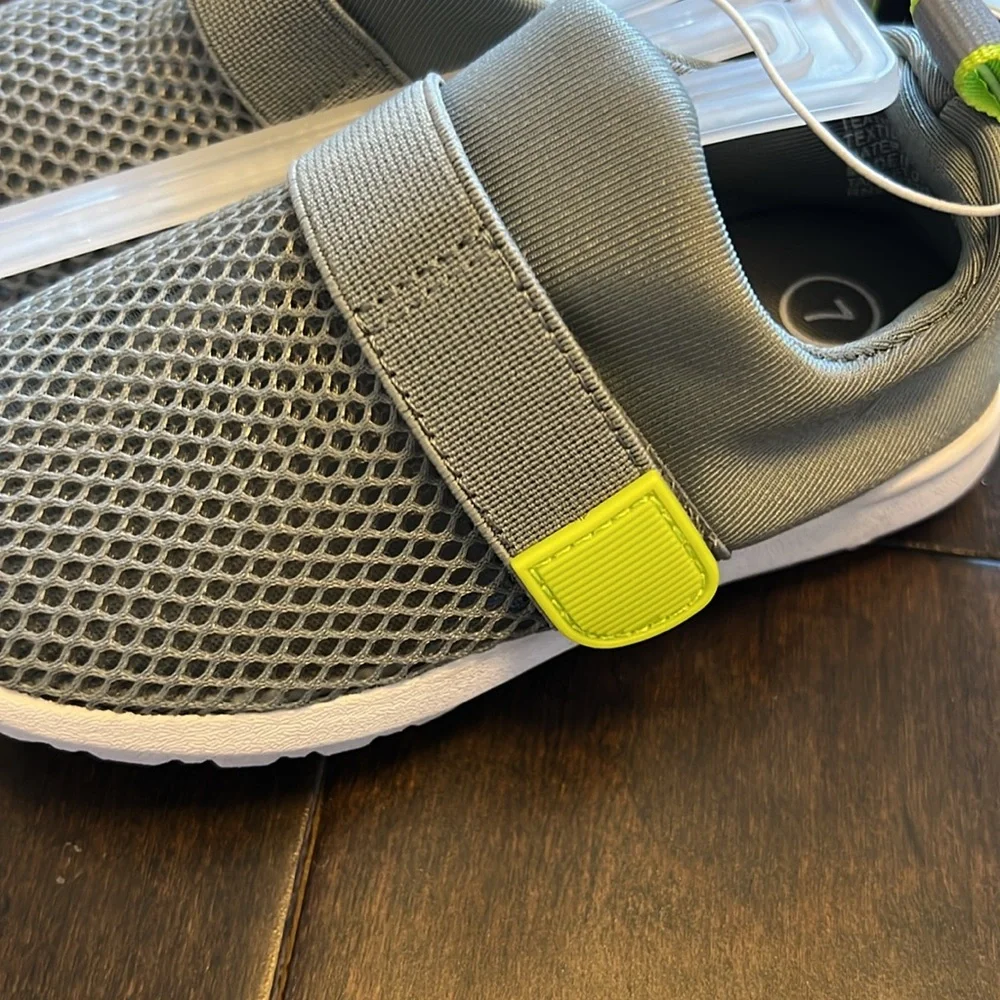 NWT Cat and Jack Toddlers Gender Neutral Austen Water Swim shoes in gray!